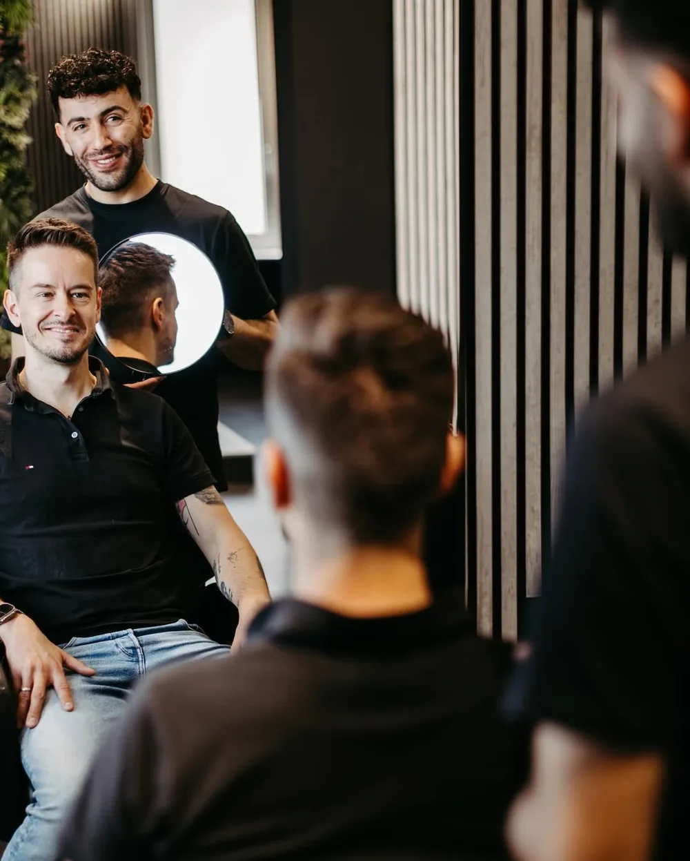 Rojvan Haji bei der Arbeit im Salon