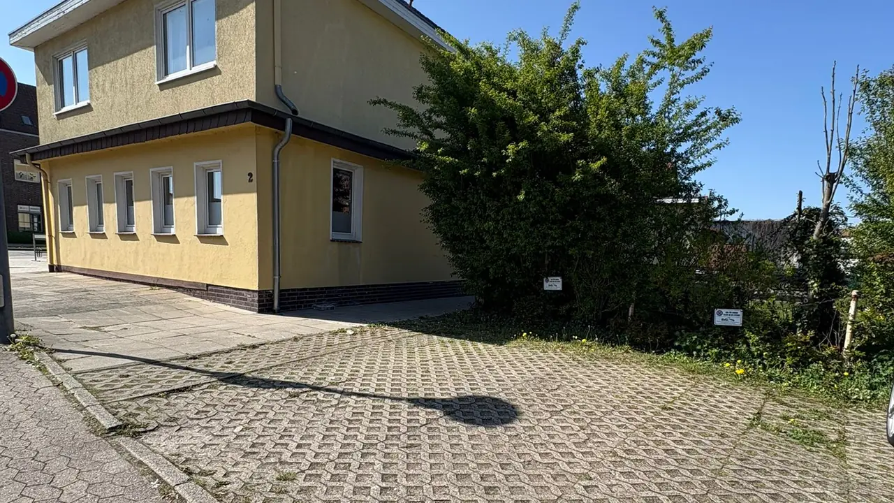 Salon an der Bleiche — gelbes Eckhaus mit Hausnummer 2 und kostenlosen Parkplätzen davor