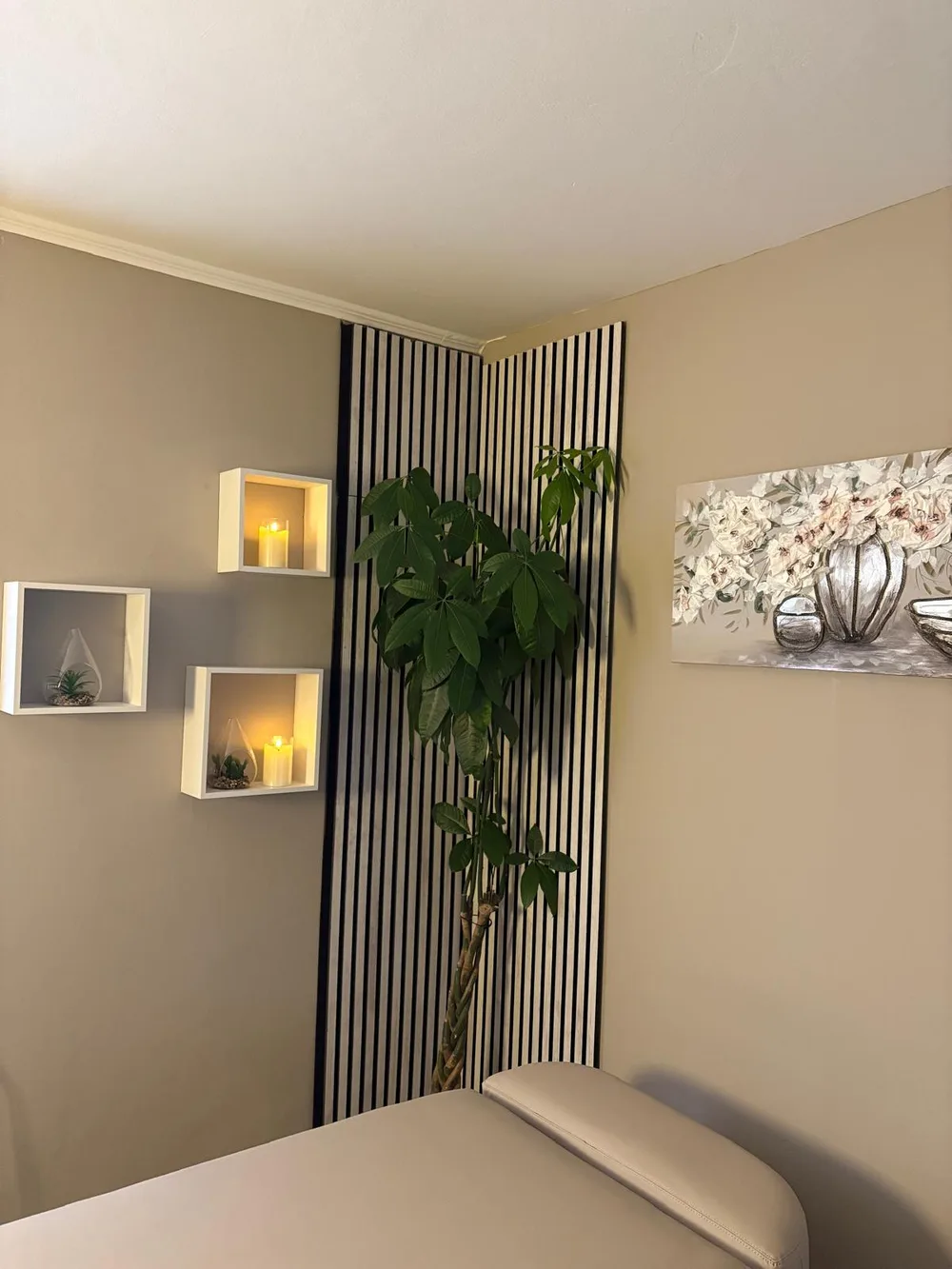 Wellness-Atmosphäre mit Kerzen und Pflanze