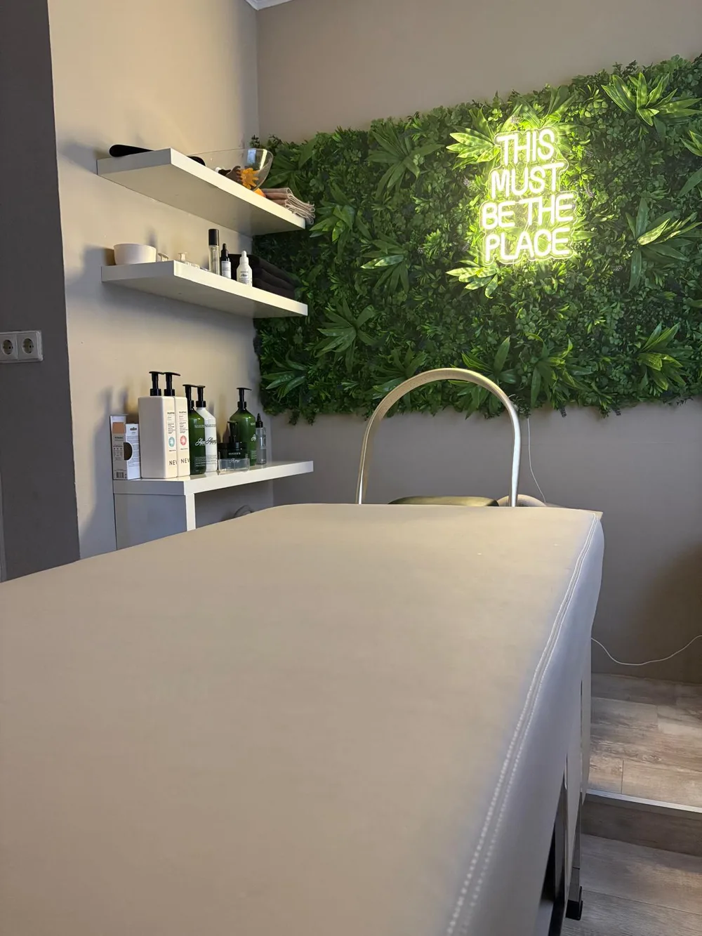 Head Spa Bereich mit Pflanzenwand