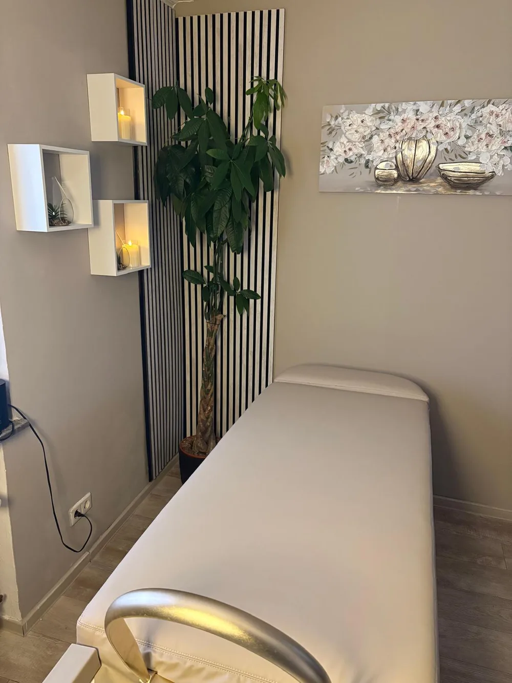 Wellness Behandlungsraum mit Kerzen