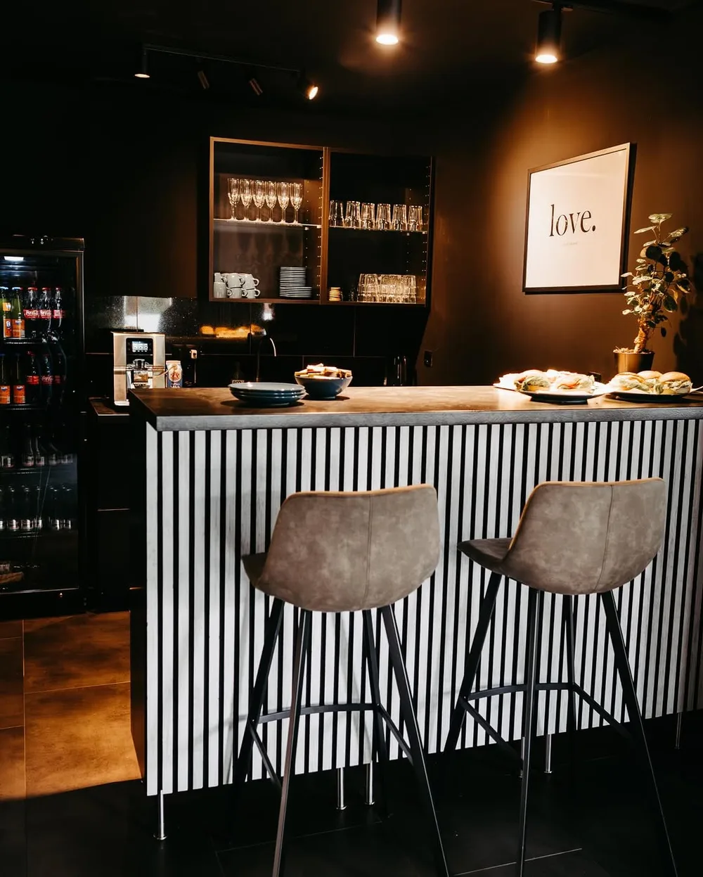 Lounge-Bereich mit love-Bild