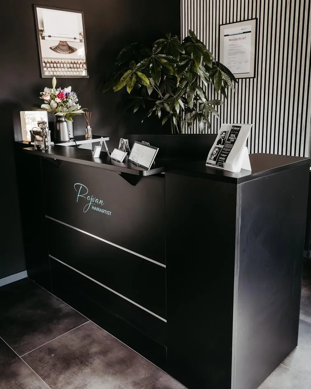 Empfangstresen mit Rojvan Hair Artist Logo