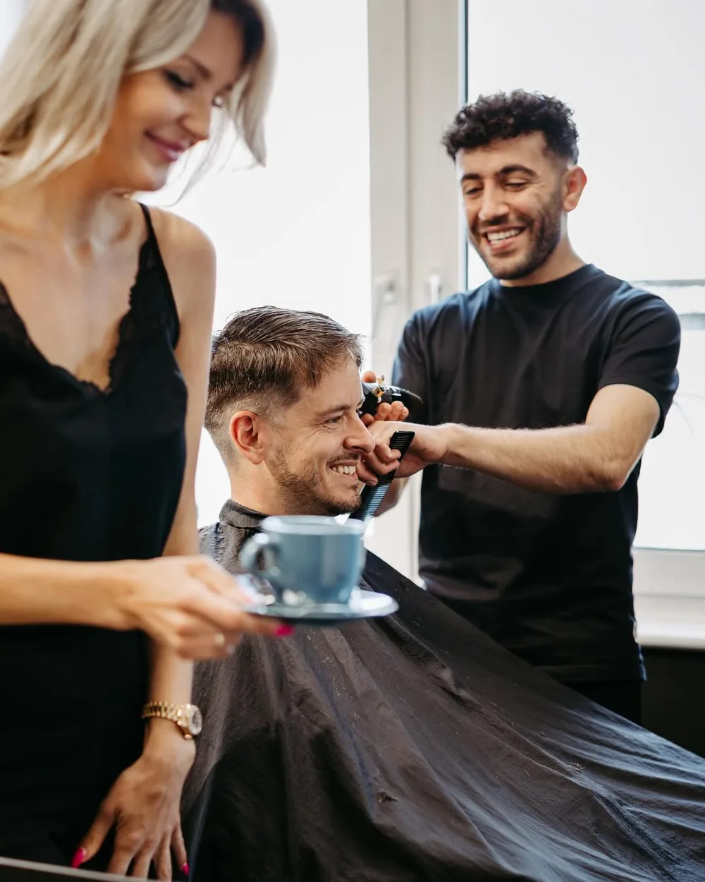 Rojvan im Service mit Kunde und Kaffee