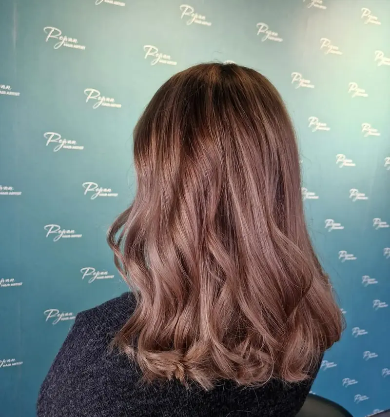 Rose Gold Balayage mit weichen Wellen