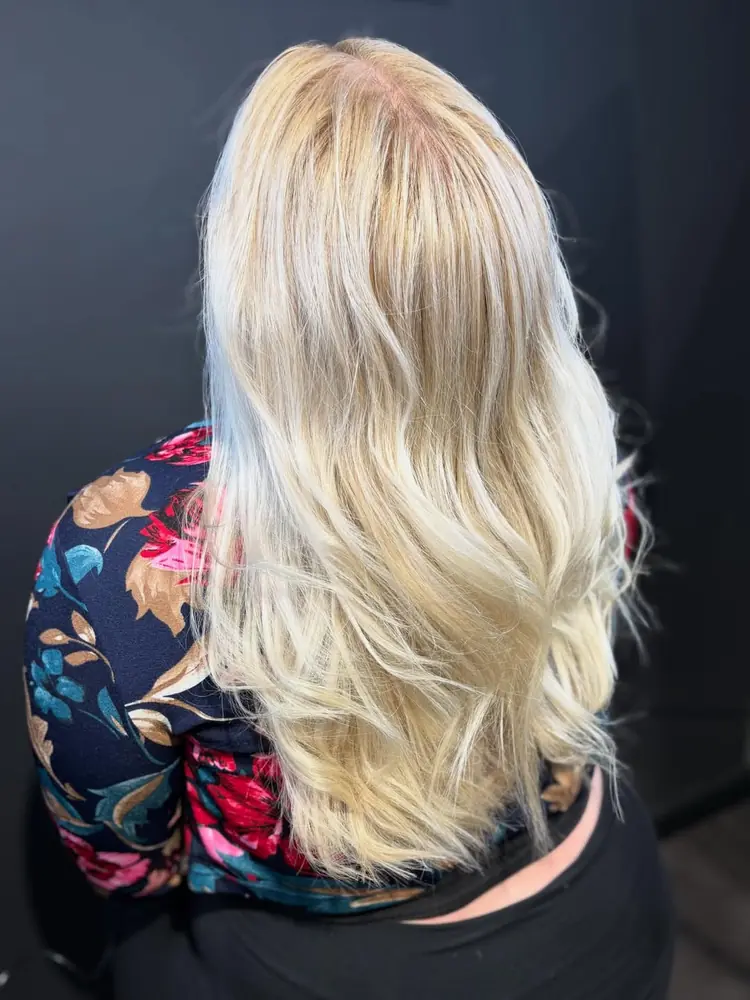 Kühle Platin-Blond Haarfarbe mit weichen Wellen
