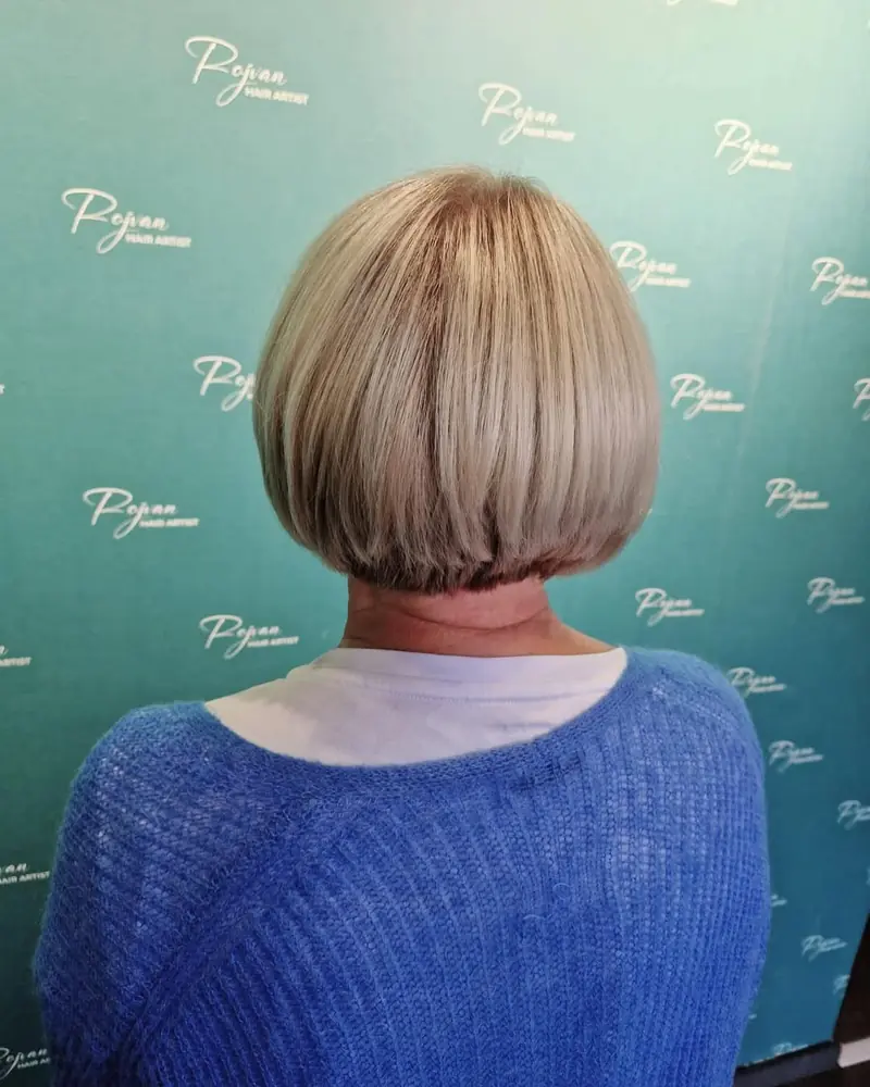 Platin-Blonde Bob mit präziser, glatter Form