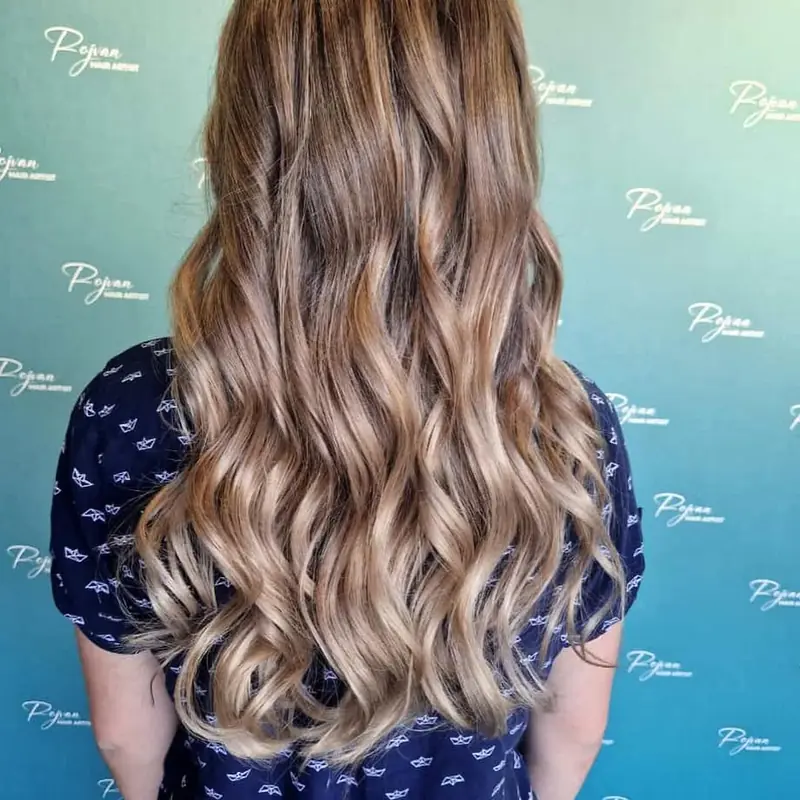 Blonde Balayage mit weichen Wellen