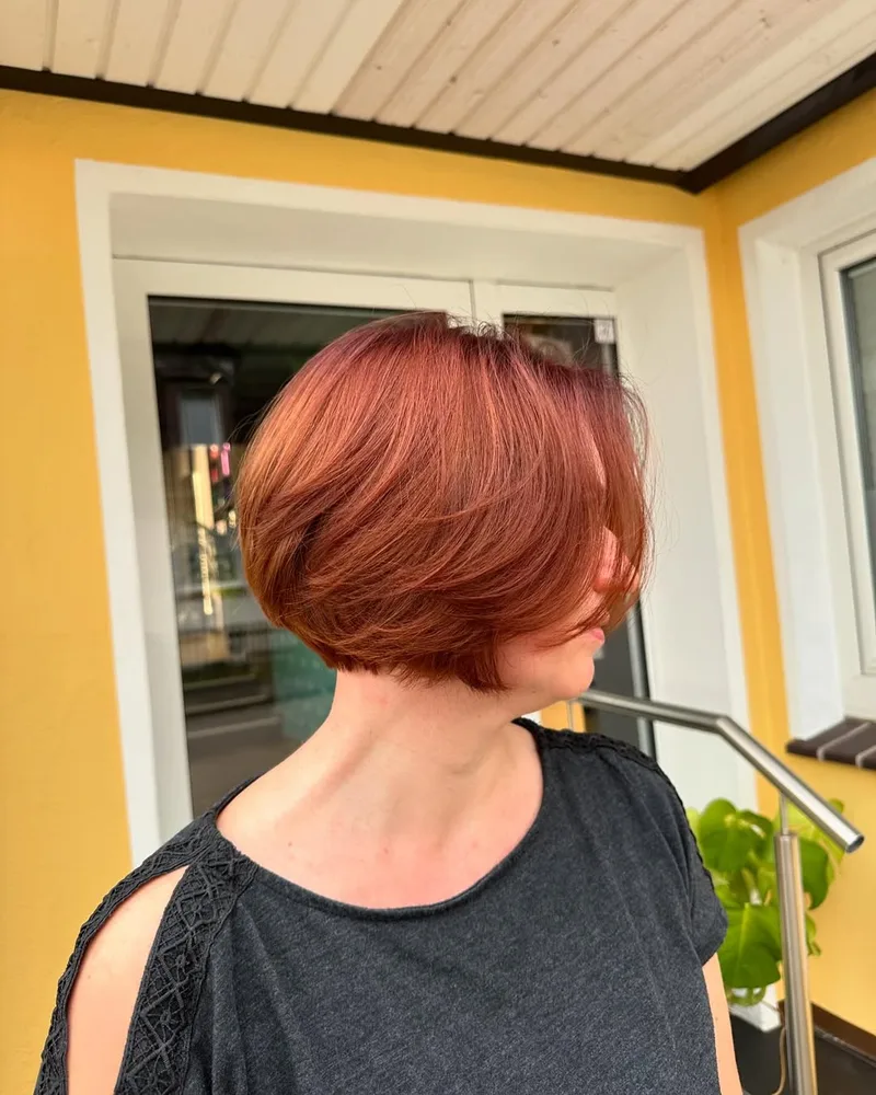 Rote Bob-Frisur im Profil